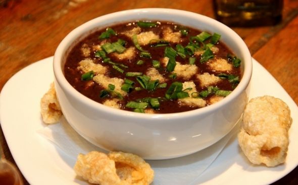  Caldo de feijão com torresmo