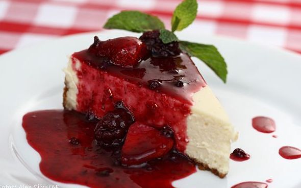  Cheesecake com calda de frutas vermelhas
