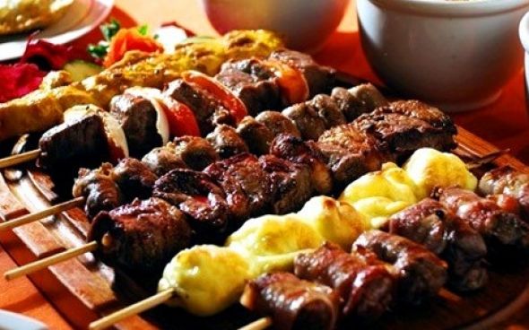  Espetinho de carne bem temperado 