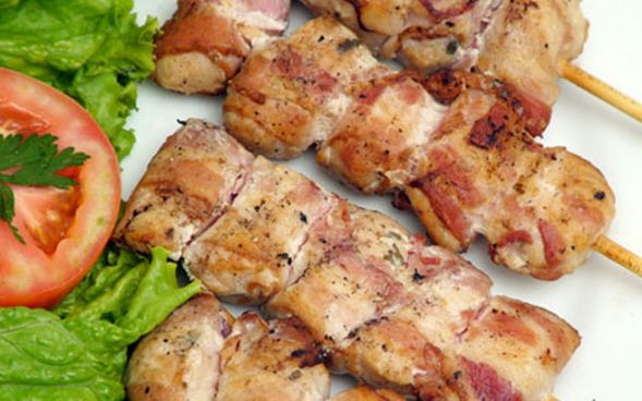  Espetinho de frango com mortadela