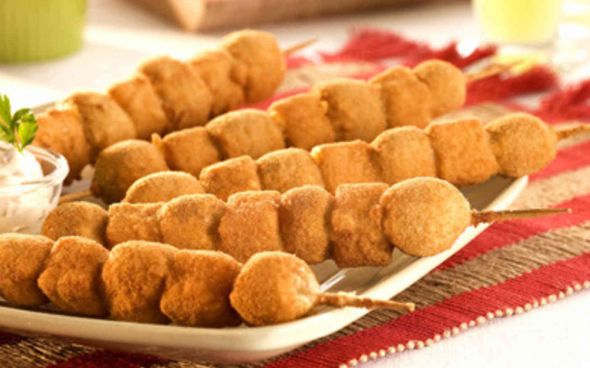  Espetinho de frango empanado