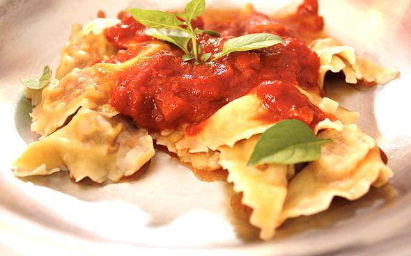  Ravióli com molho de tomate e queijos