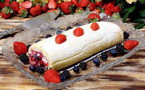  Rocambole de frutas vermelhas