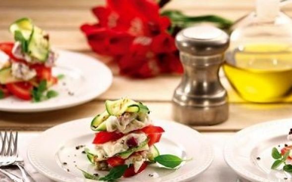  Salada caprese grega com catupiry