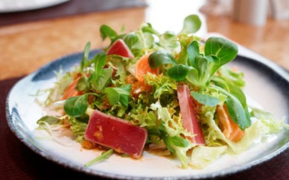  Salada de folhas com atum marinado