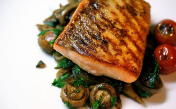  Salmão grelhado ao molho de cogumelos