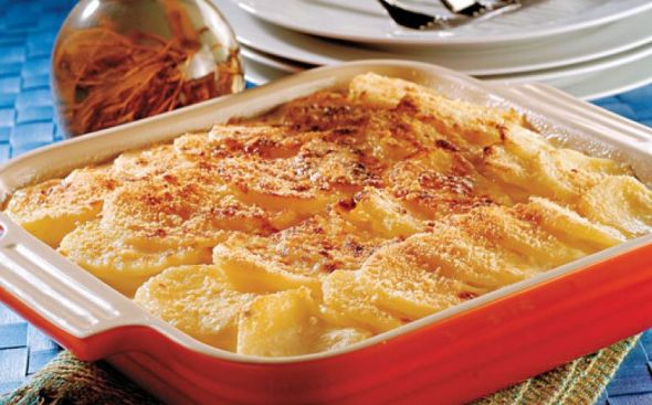Atum ao forno com batatas gratinadas