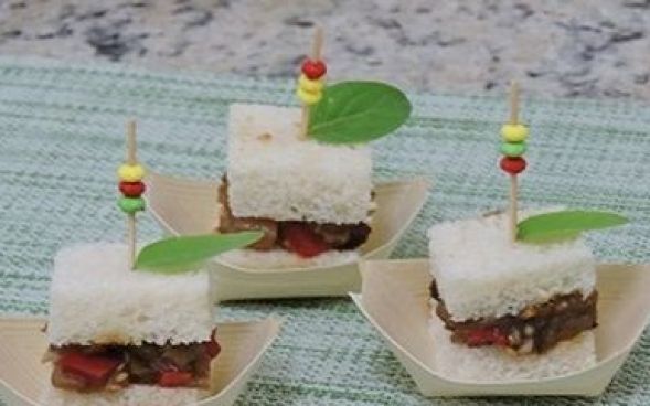 Barquinha de pão de forma com caponata de berinjela 
