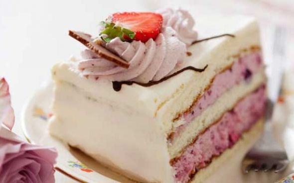 Bolo de chocolate branco com morango