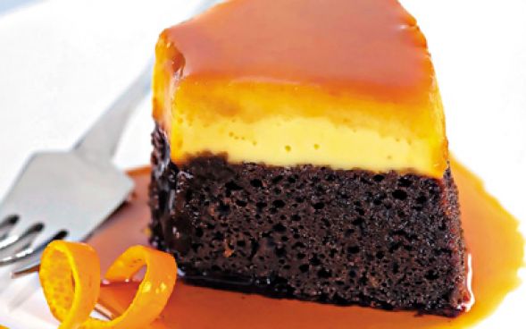 Bolo de laranja com cobertura de chocolate