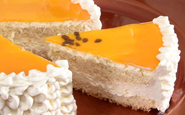 Bolo de maracujá com cobertura