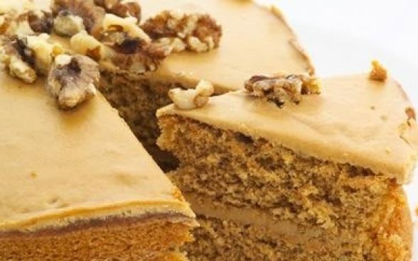 Bolo de nozes com recheio de doce de leite 