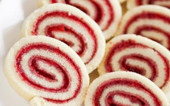 Bolo de rolo de morango