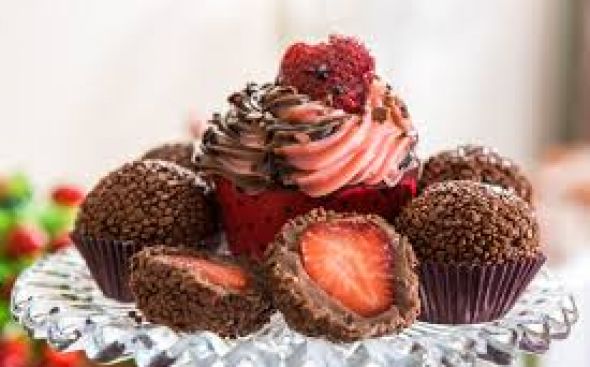 Brigadeiro recheado com morango
