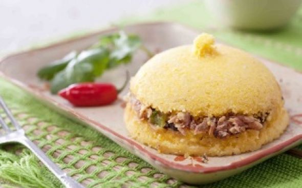 Broa de milho recheada com atum, avocado e cream cheese