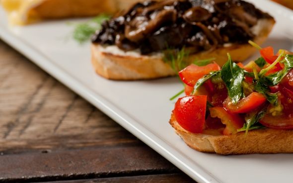 Bruschetta de sardinha, tomate e ervas
