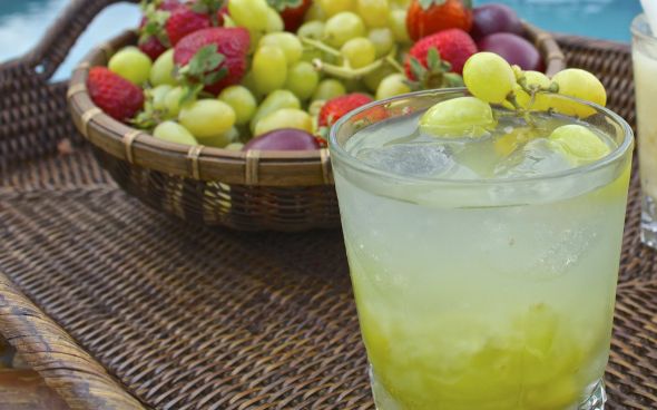 Caipirinha de água de coco com picolé de limão 