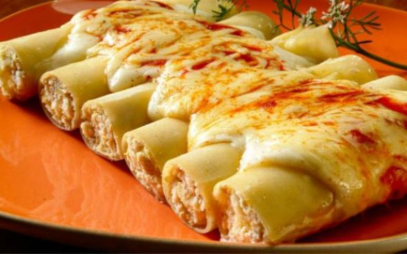 Canelone com molho de queijo