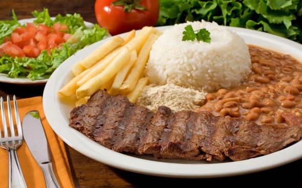 Carne grelhada com arroz e salada