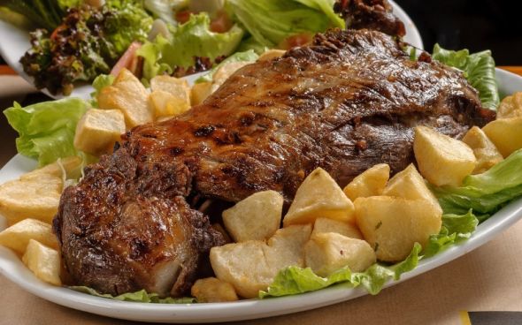 Cordeiro árabe assado com batatas