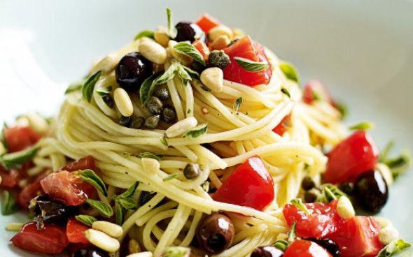 Espaguete com pasta de azeitona