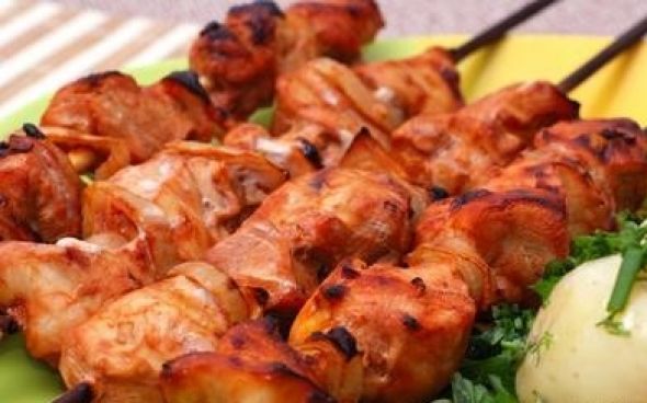 Espetinho de frango ao limão e açafrão