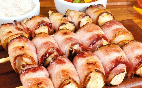 Espetinho de frango com bacon