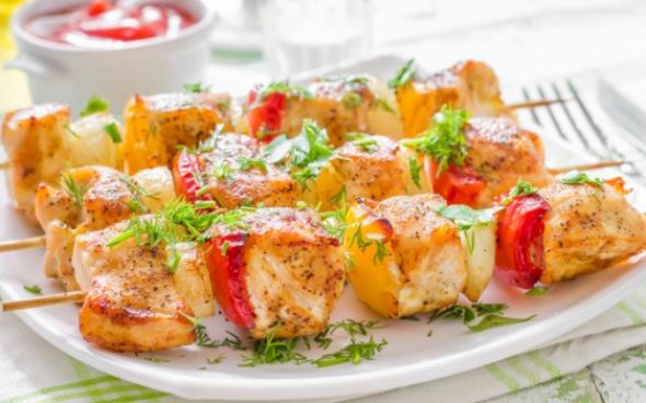 Espetinhos de frango pra churrasco 