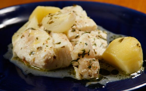 Filé de Badejo Assado com Cebolas e Batatas