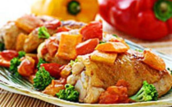 Filé de frango a rolê com cenoura, bacon e pimentão amarelo 
