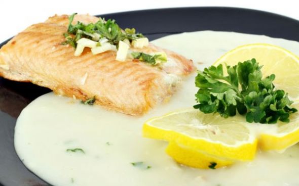 Filé de peixe assado com molho de limão