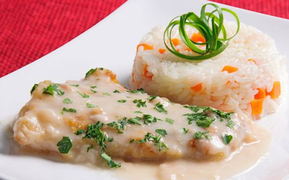 Filé de pescada com leite de coco