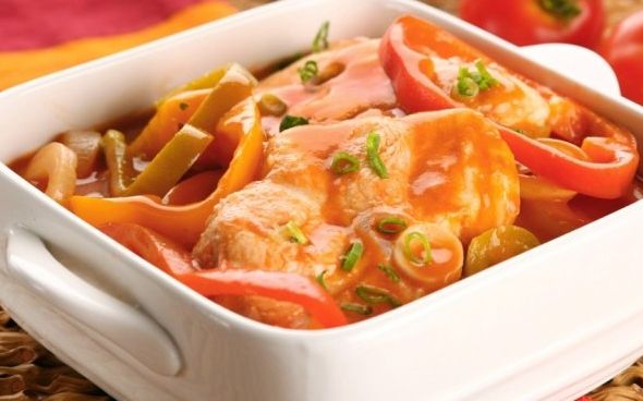 Filés de peixe com molho de tomate e pimentão