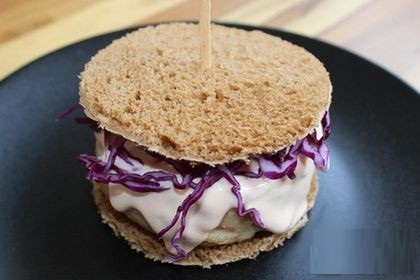 Hambúrguer de peito de peru e molho rosê de cenoura  