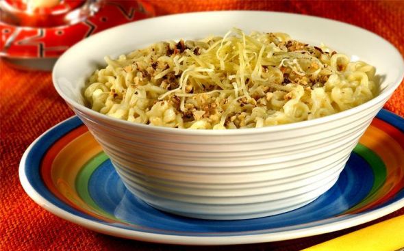 Lámen de galinha ao molho cremoso com amêndoas  