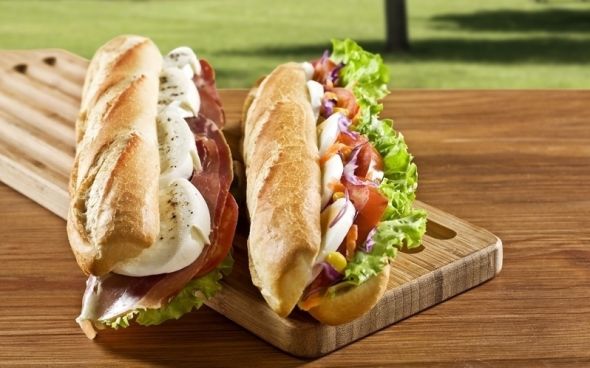 Lanche com pasta de frango e vegetais assados  