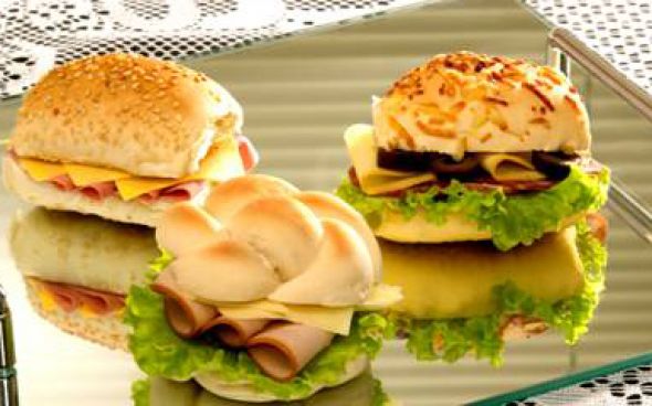 Lanche crocante de hambúrguer com creme de queijo 