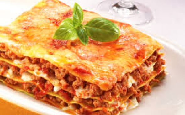 Lasanha de massa de pastel com carne moida 