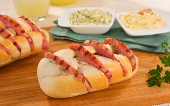Linguiça assada no pão