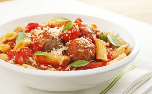 Macarrão com almôndegas ao molho de tomates