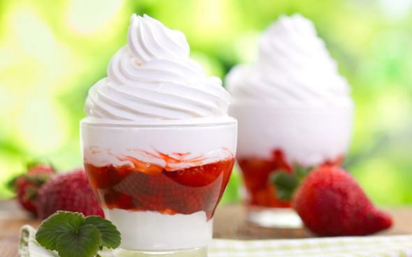 Manjar com calda de frutas vermelhas