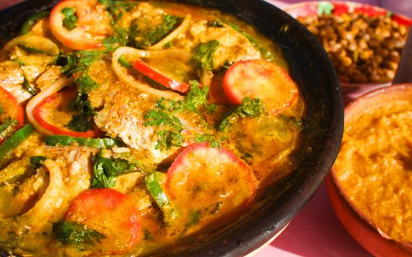 Moqueca mista de peixe e camarão com caju 