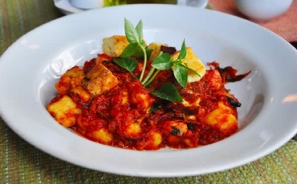 Nhoque de mandioca com ragu de carne seca e queijo coalho especial 