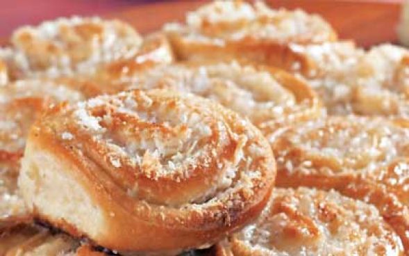Pão doce com recheio de coco
