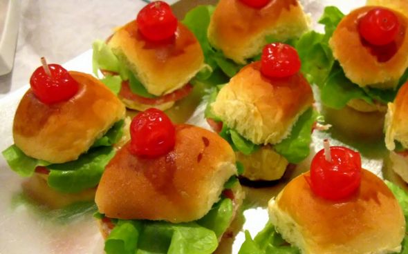 Pão recheado com queijo, salame e vegetais