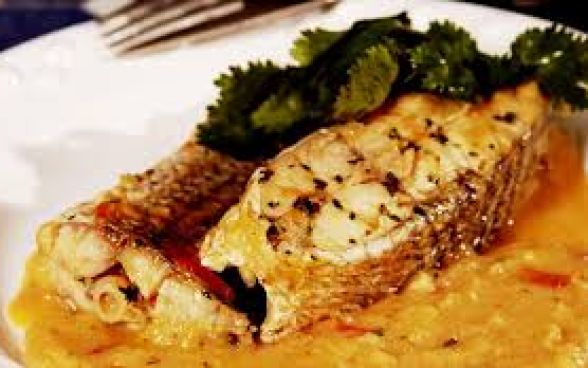 Peixe no fubá com arroz à grega especial