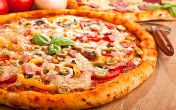 Pizza portuguesa com borda de catupiry