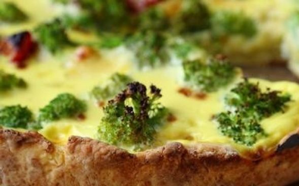 Quiche de queijo com brócolis
