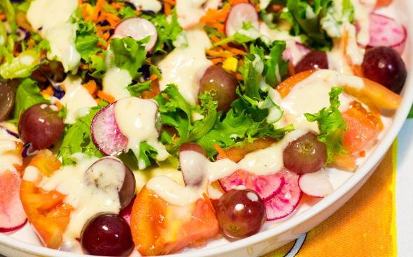 Salada colorida com frango e catupiry