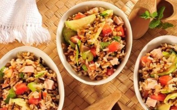 Salada de 7 Cereais com peito de peru, abobrinha, tomate e salsão 